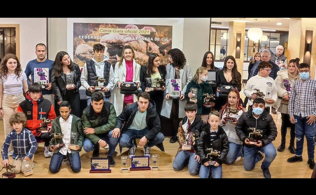 El presidente Ángel Rivero fue el encargado de hacer entrega a Luis Mariano de una placa conmemorativa por esa circunstancia. 