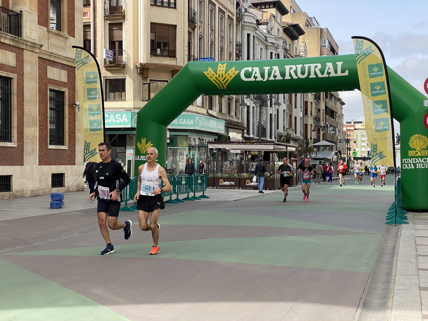 Fotos: La media maratón de León a su paso por Ordoño II (I)