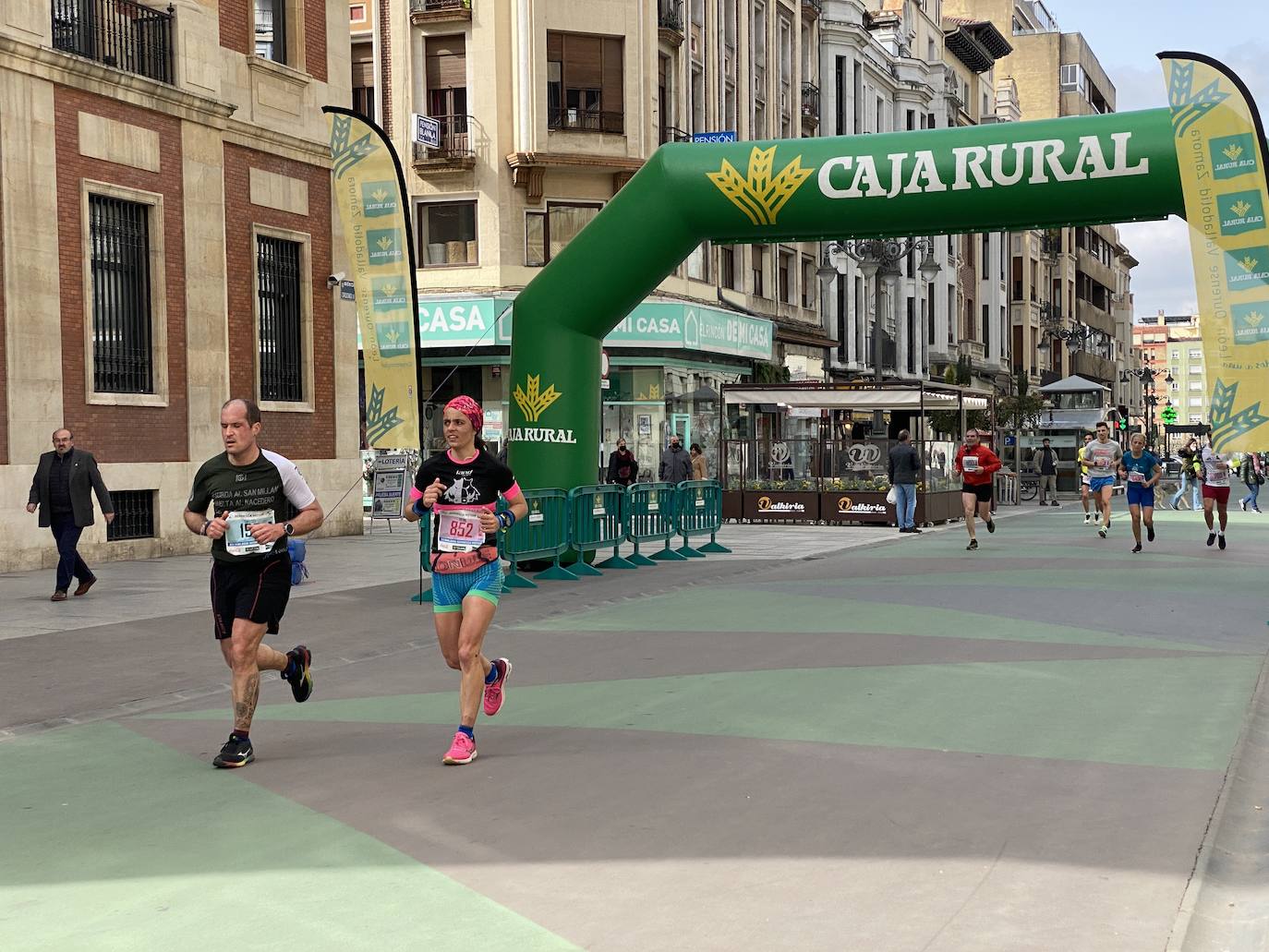 Fotos: La media maratón de León a su paso por Ordoño II (I)