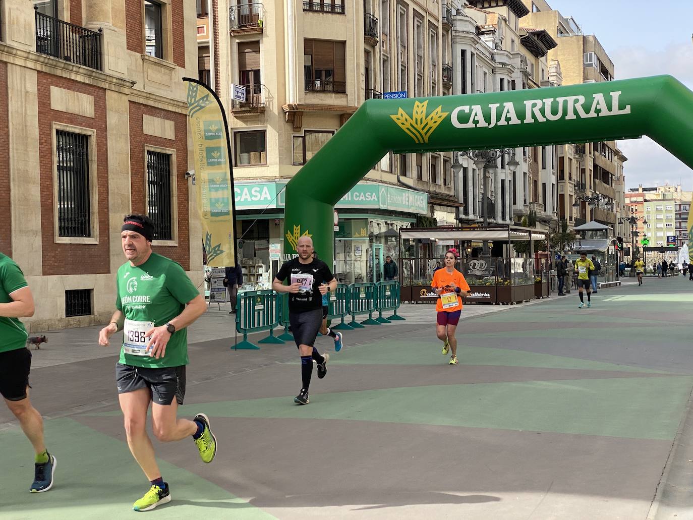 Fotos: La media maratón de León a su paso por Ordoño II (I)