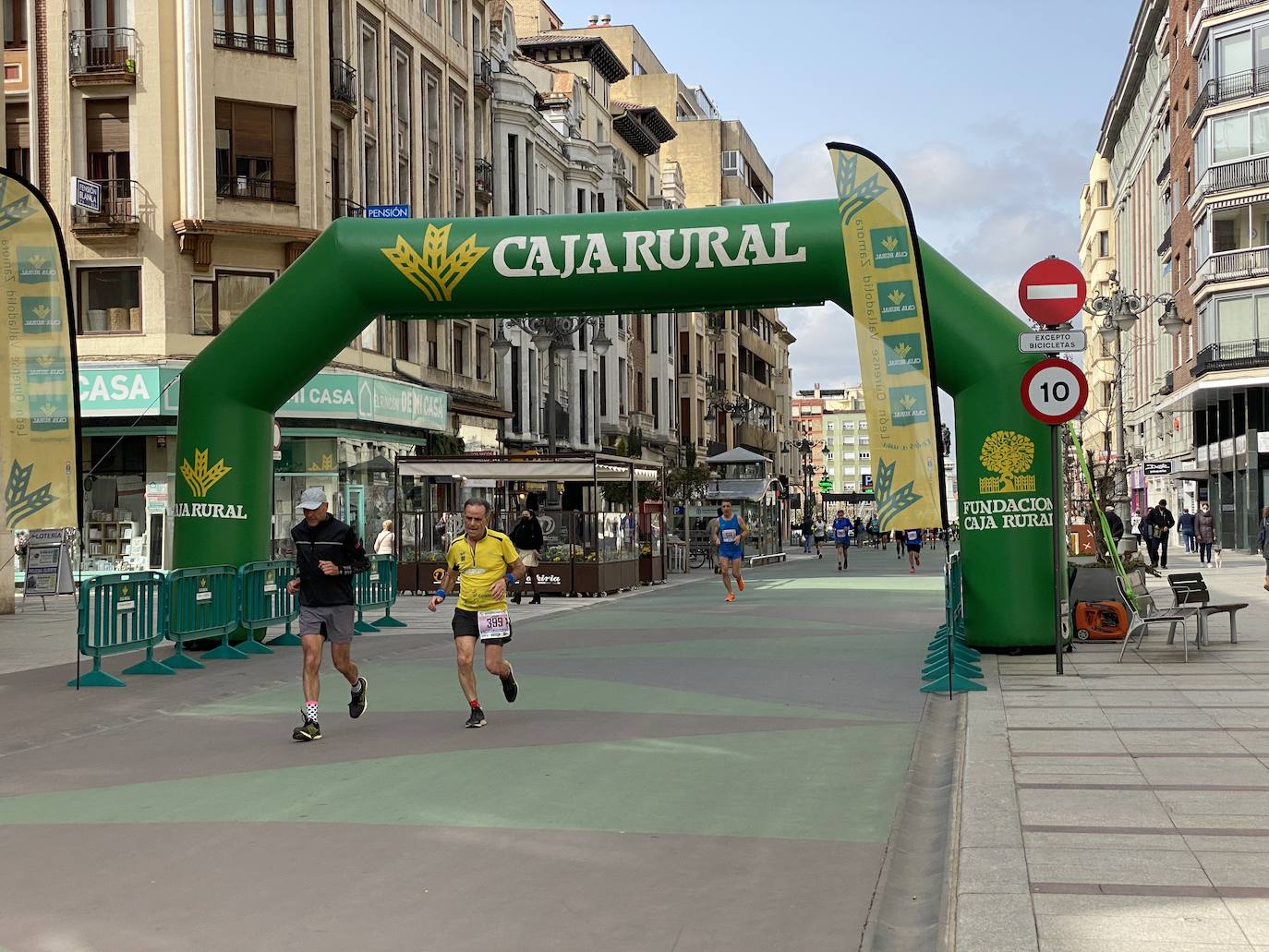 Fotos: La media maratón de León a su paso por Ordoño II (I)