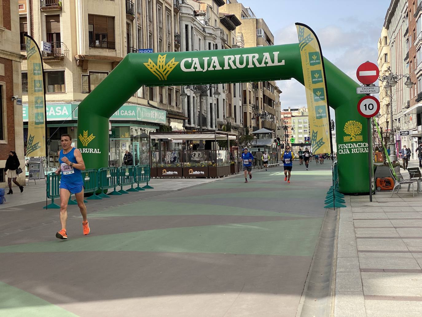 Fotos: La media maratón de León a su paso por Ordoño II (I)