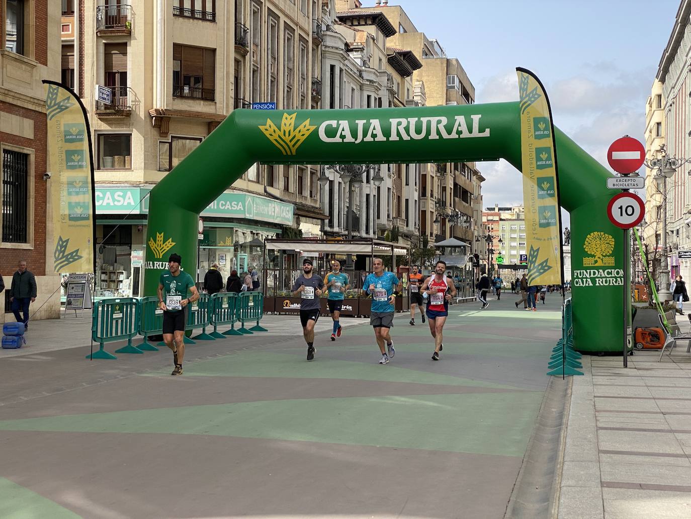 Fotos: La media maratón de León a su paso por Ordoño II (I)