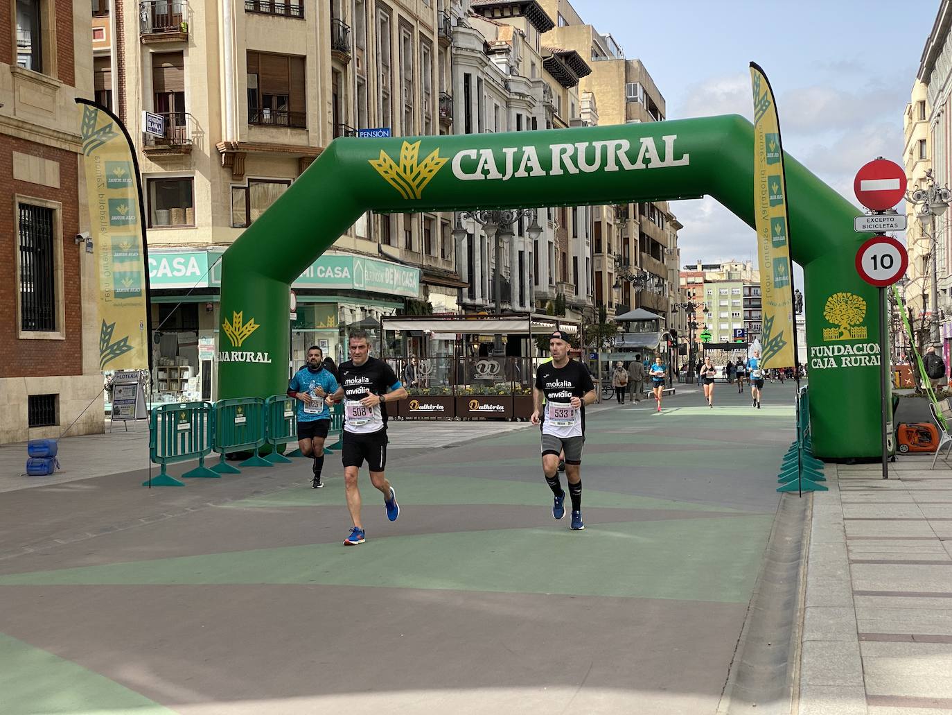 Fotos: La media maratón de León a su paso por Ordoño II (I)