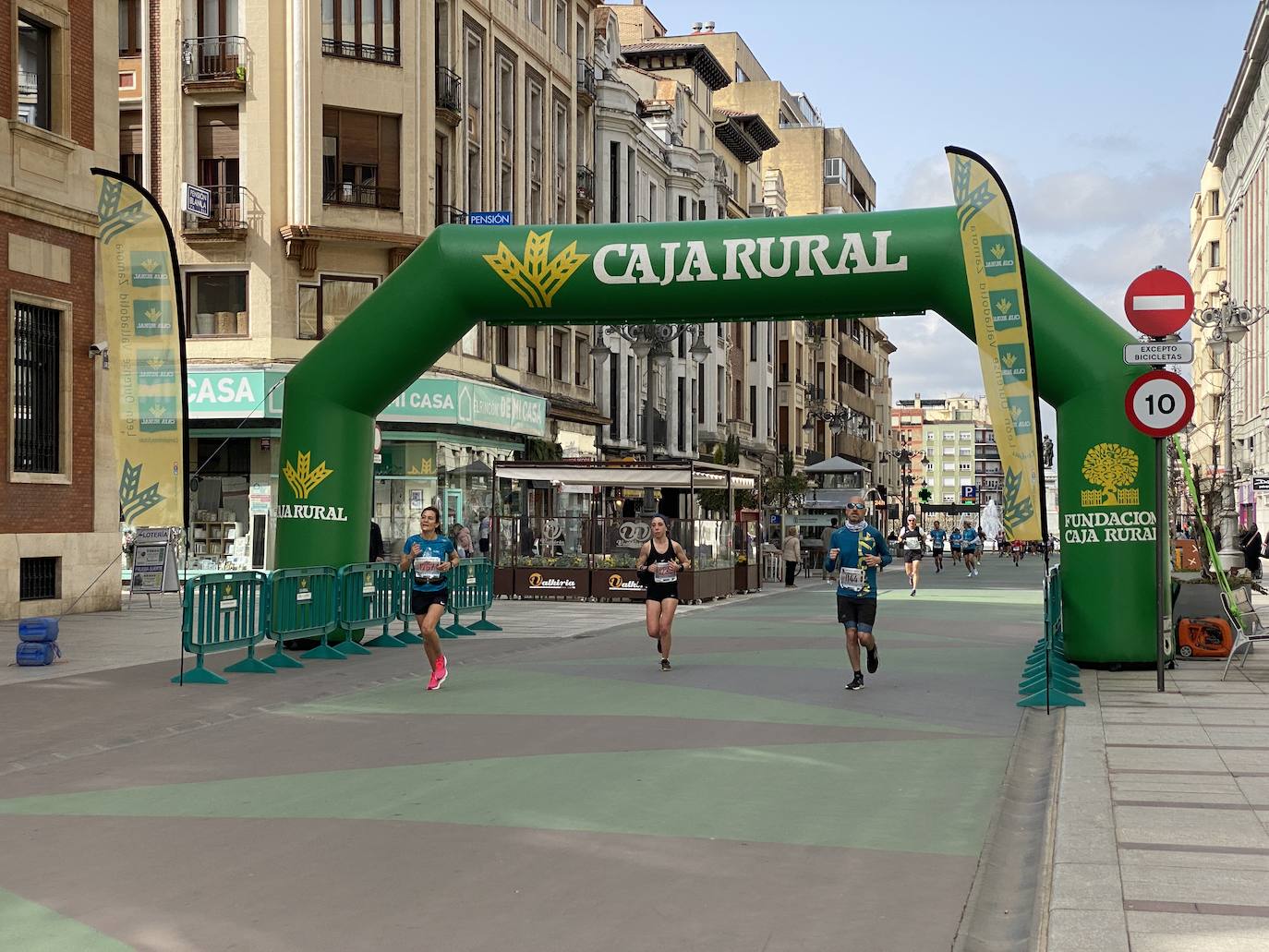 Fotos: La media maratón de León a su paso por Ordoño II (I)