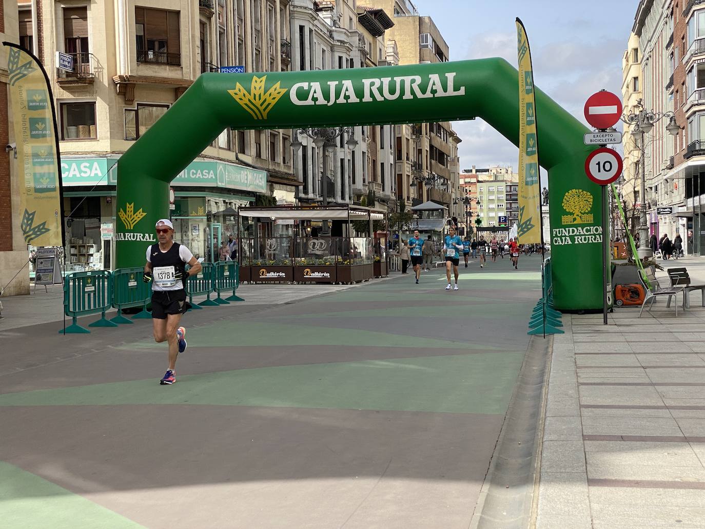 Fotos: La media maratón de León a su paso por Ordoño II (I)