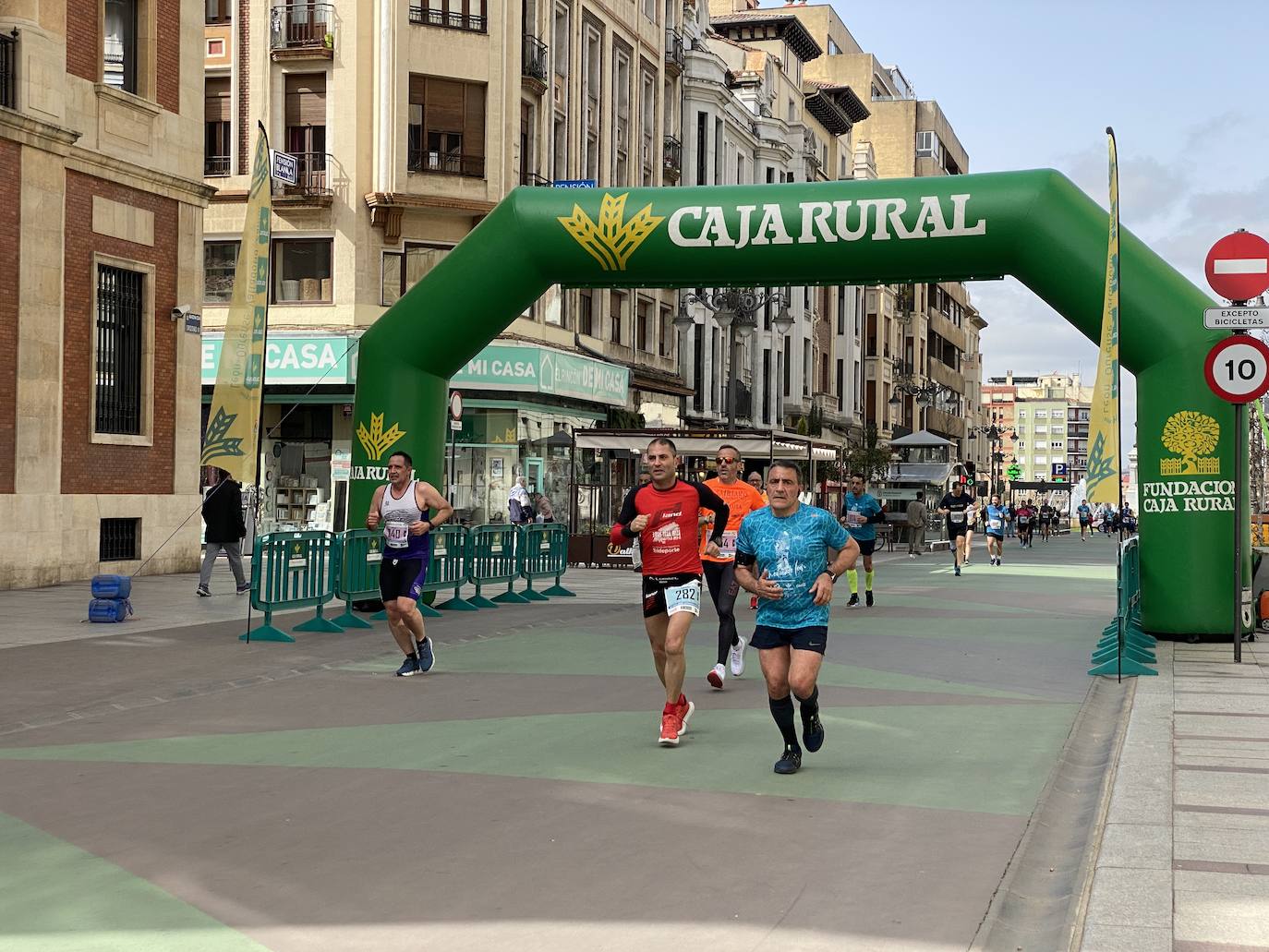 Fotos: La media maratón de León a su paso por Ordoño II (I)