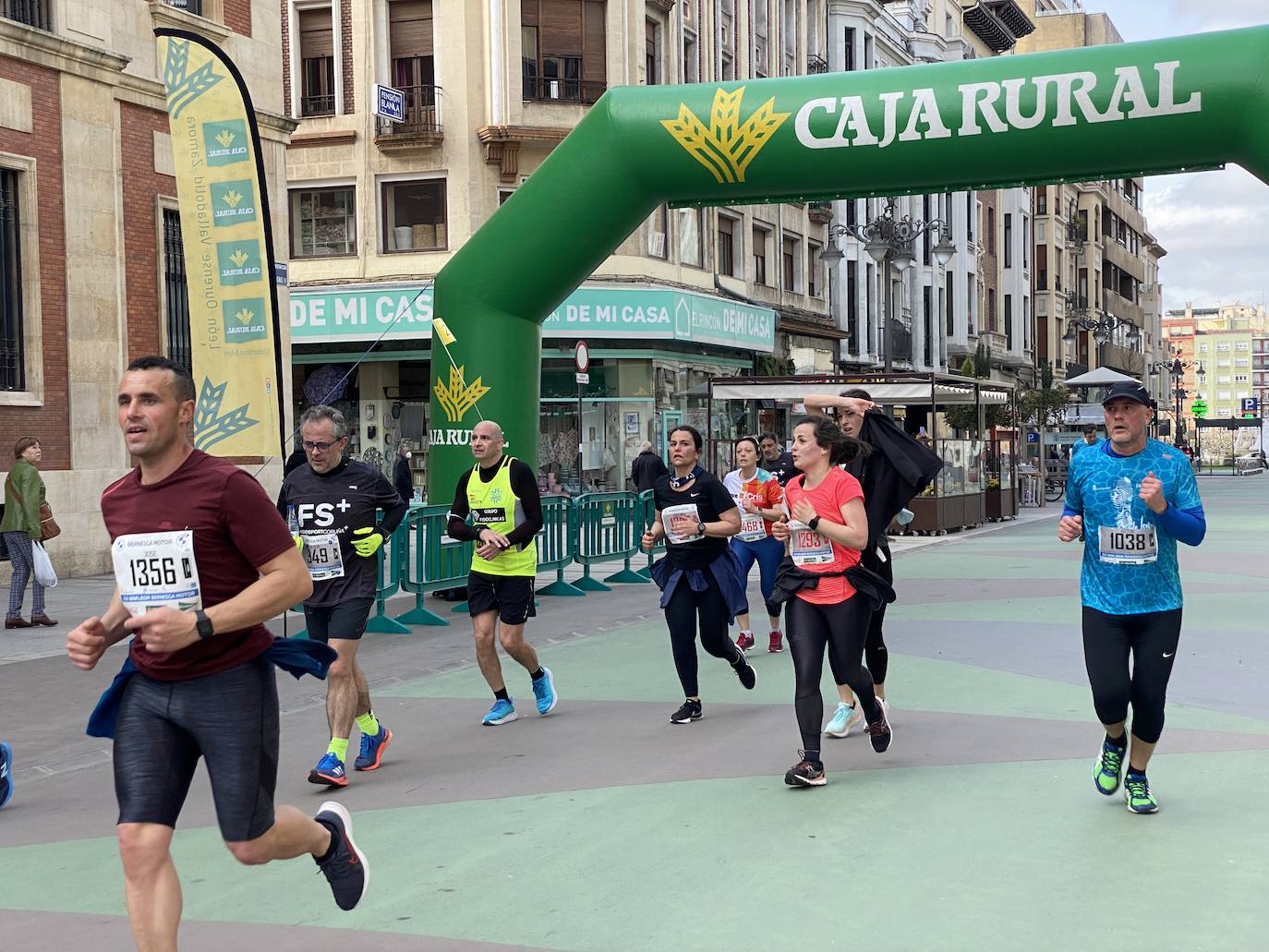 Fotos: La media maratón de León a su paso por Ordoño II (I)