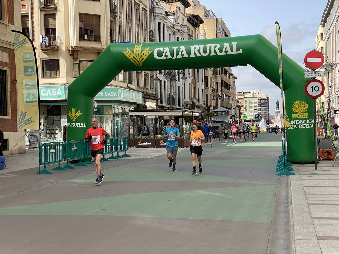 Fotos: La media maratón de León a su paso por Ordoño II (I)