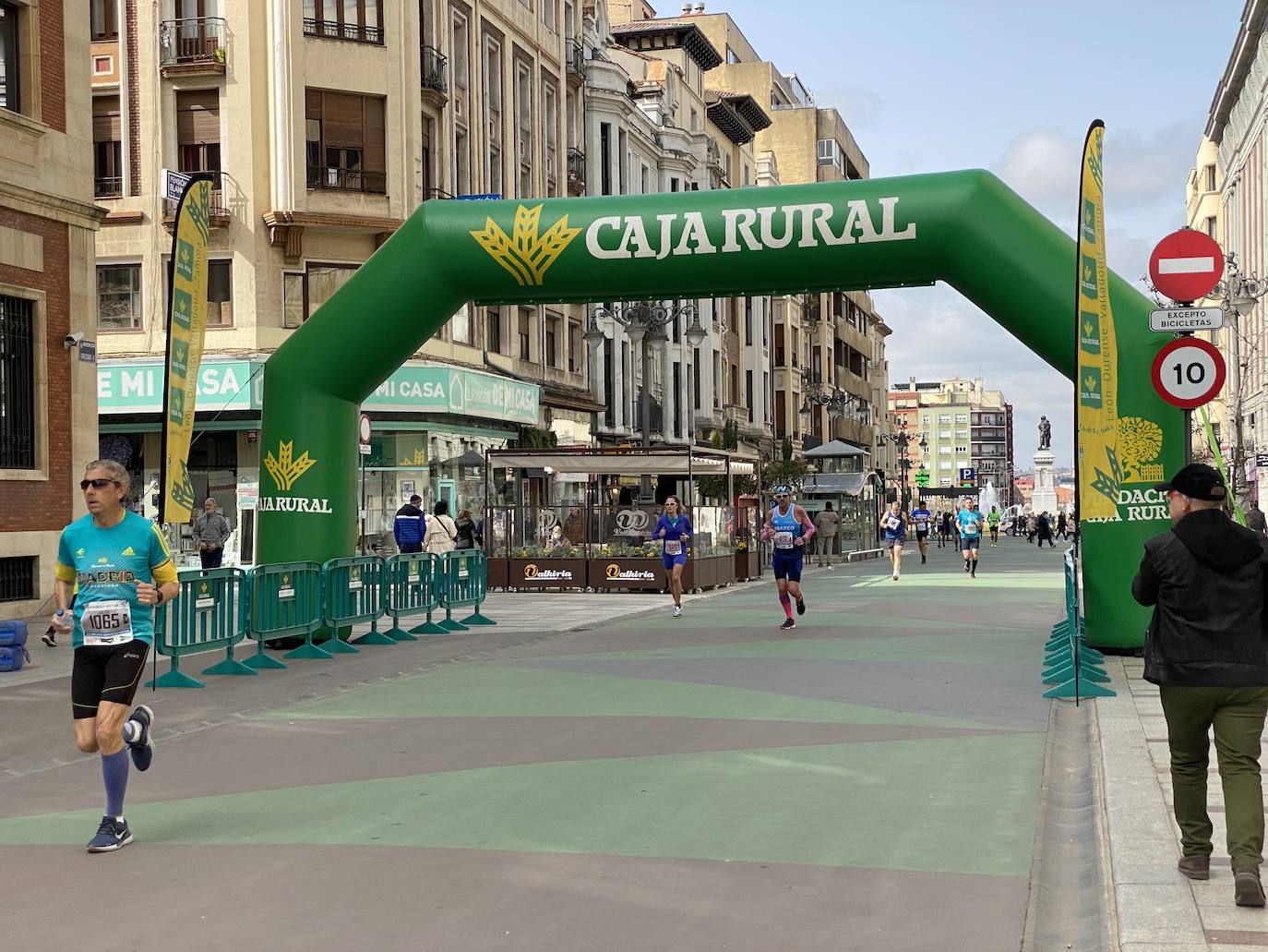 Fotos: La media maratón de León a su paso por Ordoño II (I)