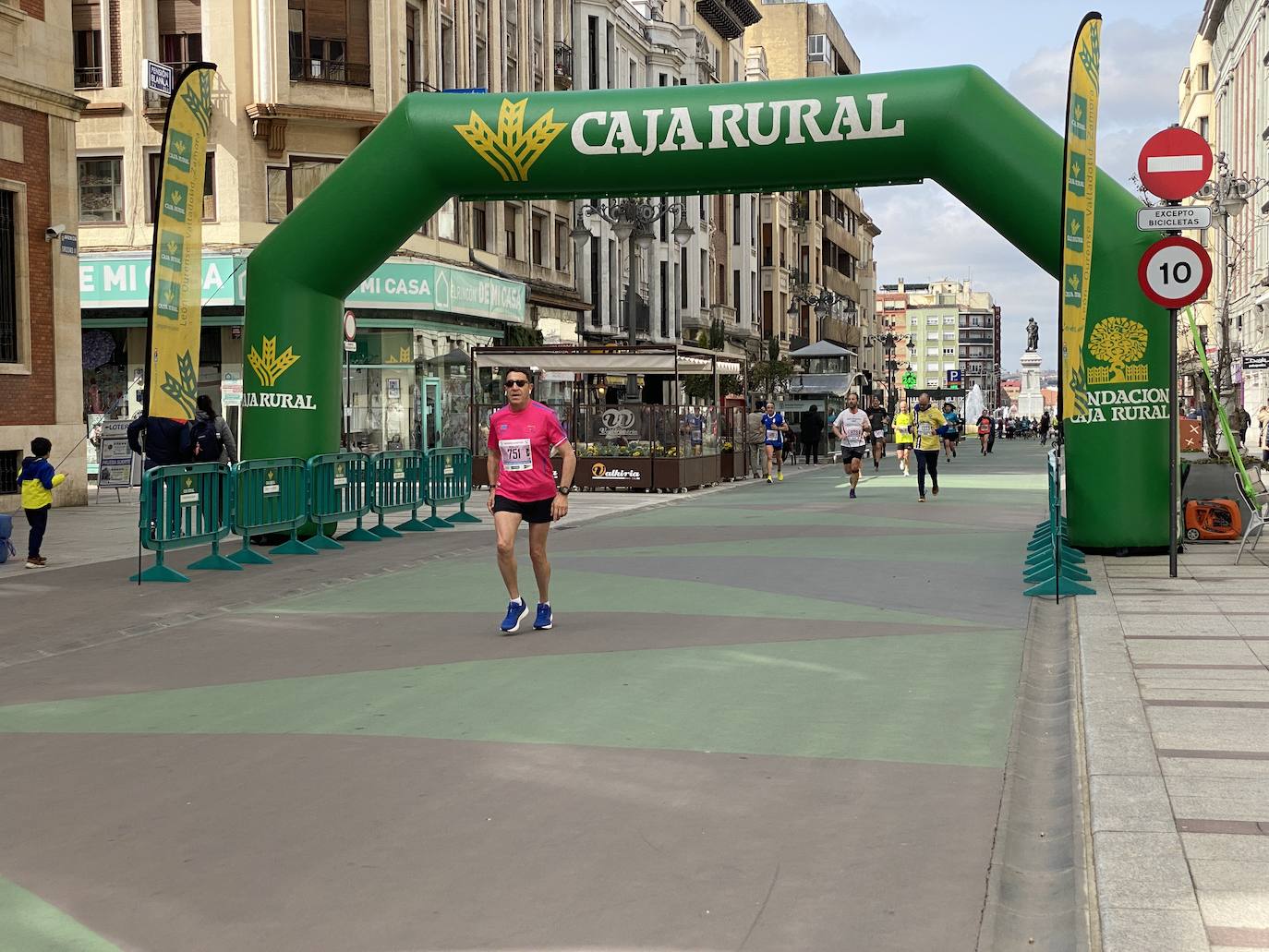 Fotos: La media maratón de León a su paso por Ordoño II (I)