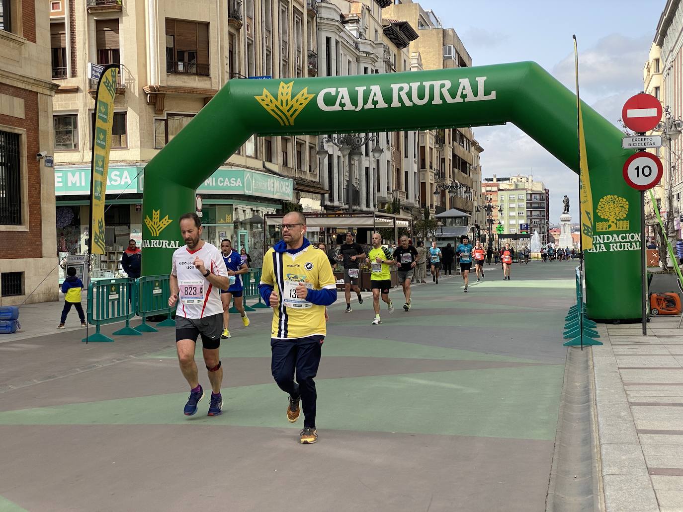 Fotos: La media maratón de León a su paso por Ordoño II (I)