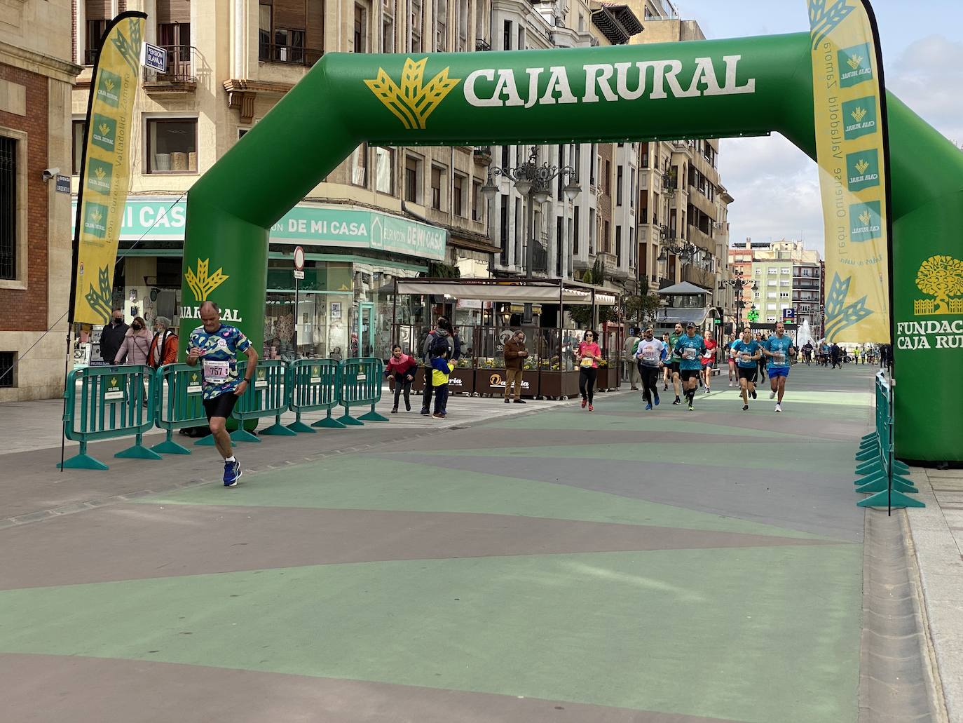 Fotos: La media maratón de León a su paso por Ordoño II (I)