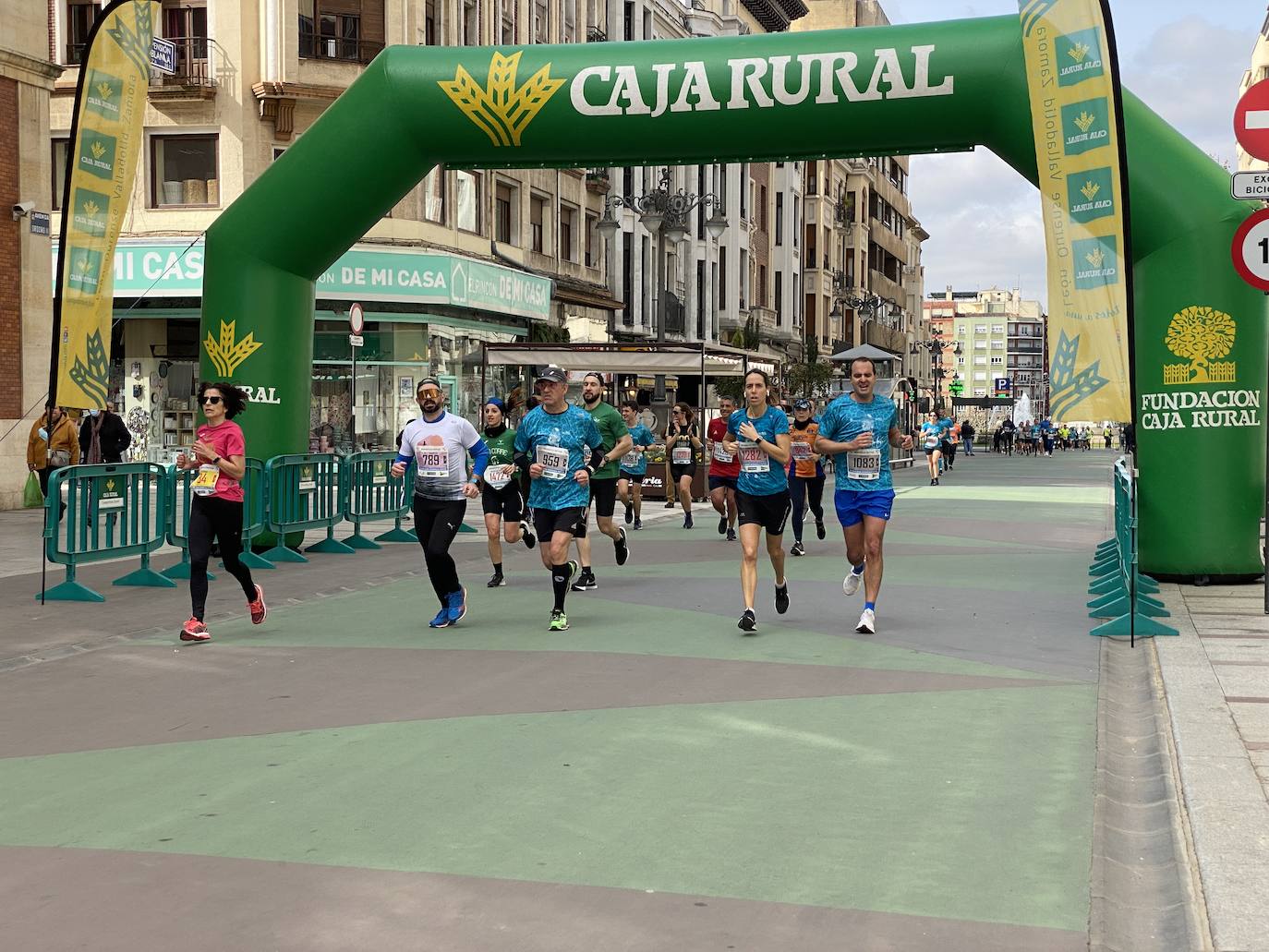 Fotos: La media maratón de León a su paso por Ordoño II (I)