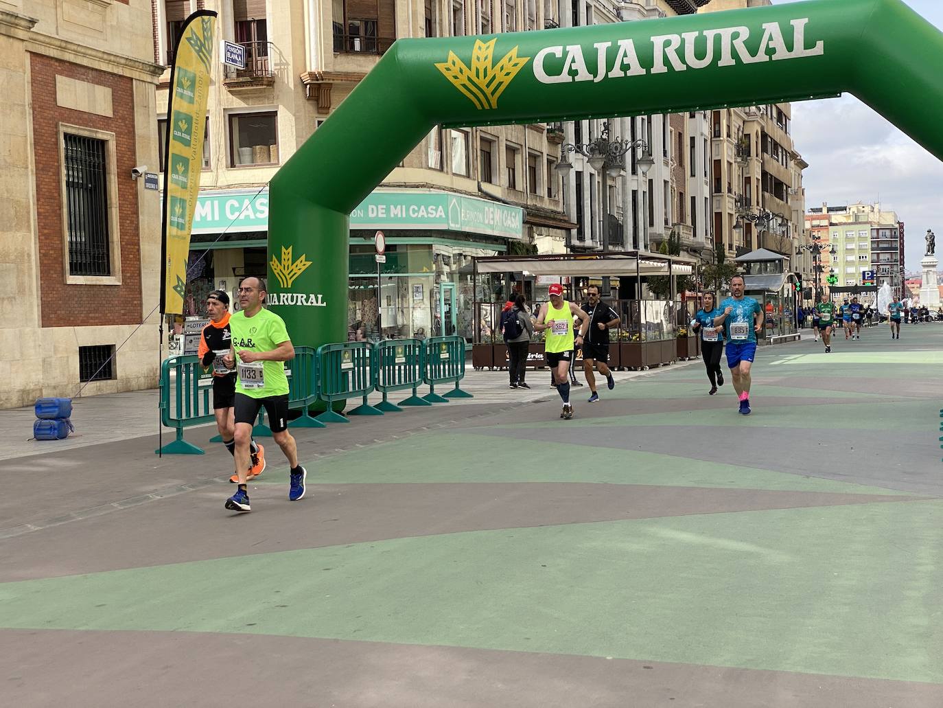 Fotos: La media maratón de León a su paso por Ordoño II (I)