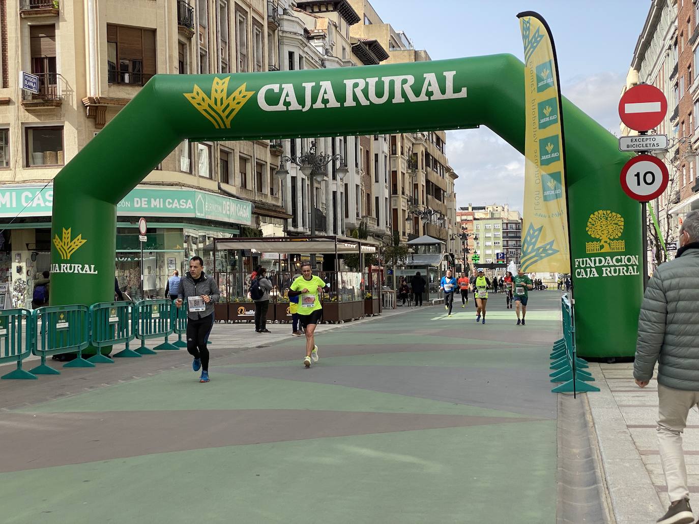 Fotos: La media maratón de León a su paso por Ordoño II (I)