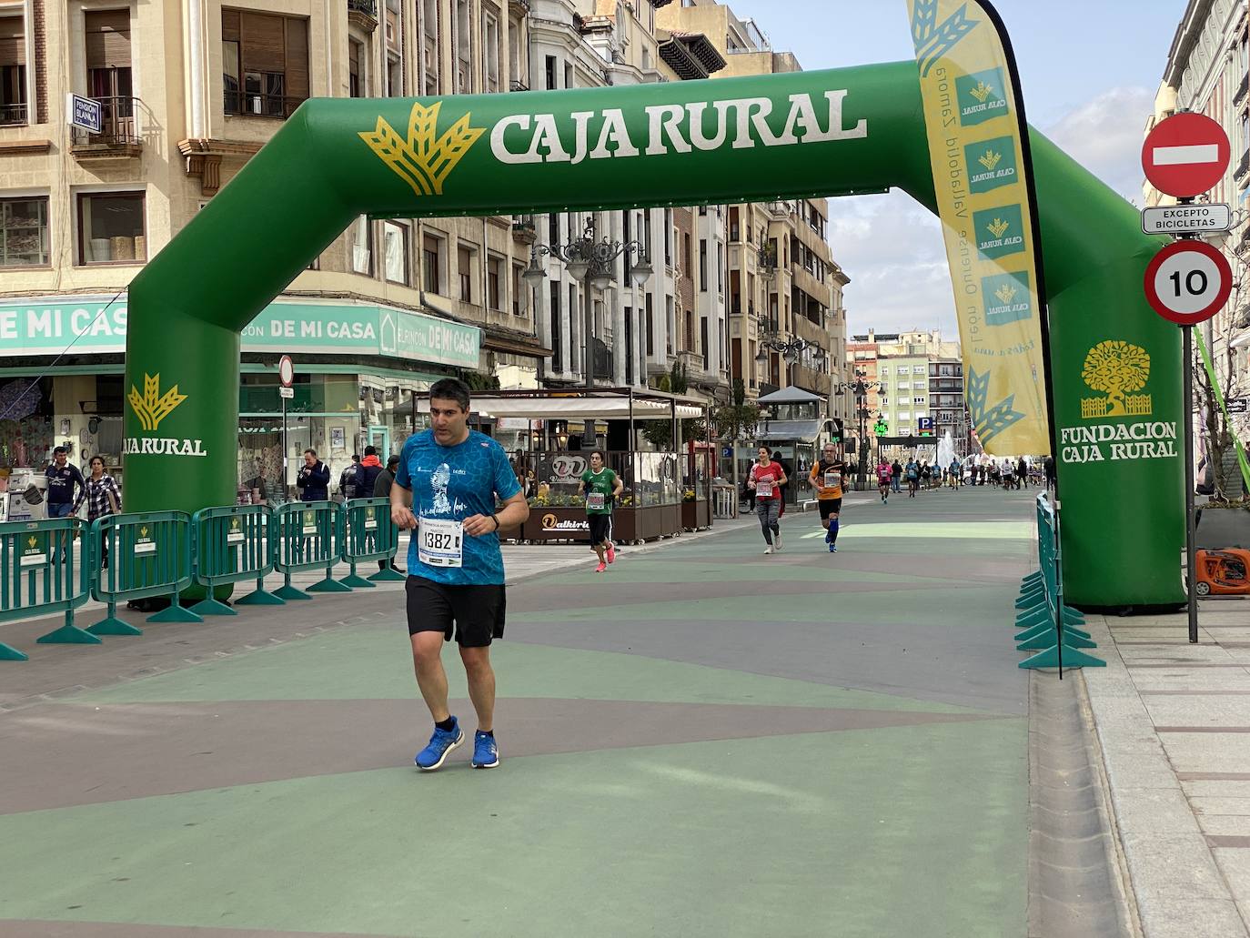 Fotos: La media maratón de León a su paso por Ordoño II (I)