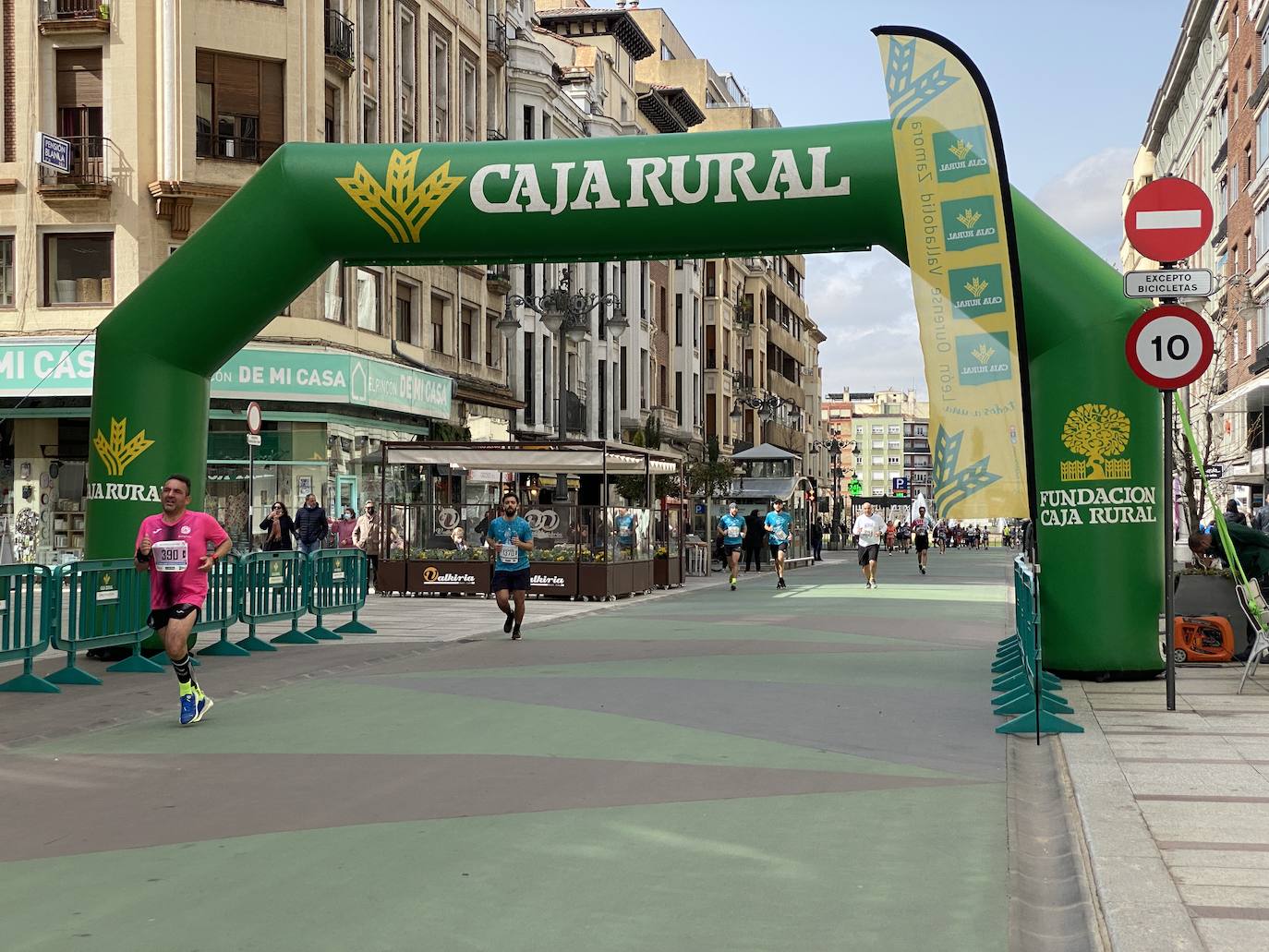 Fotos: La media maratón de León a su paso por Ordoño II (I)