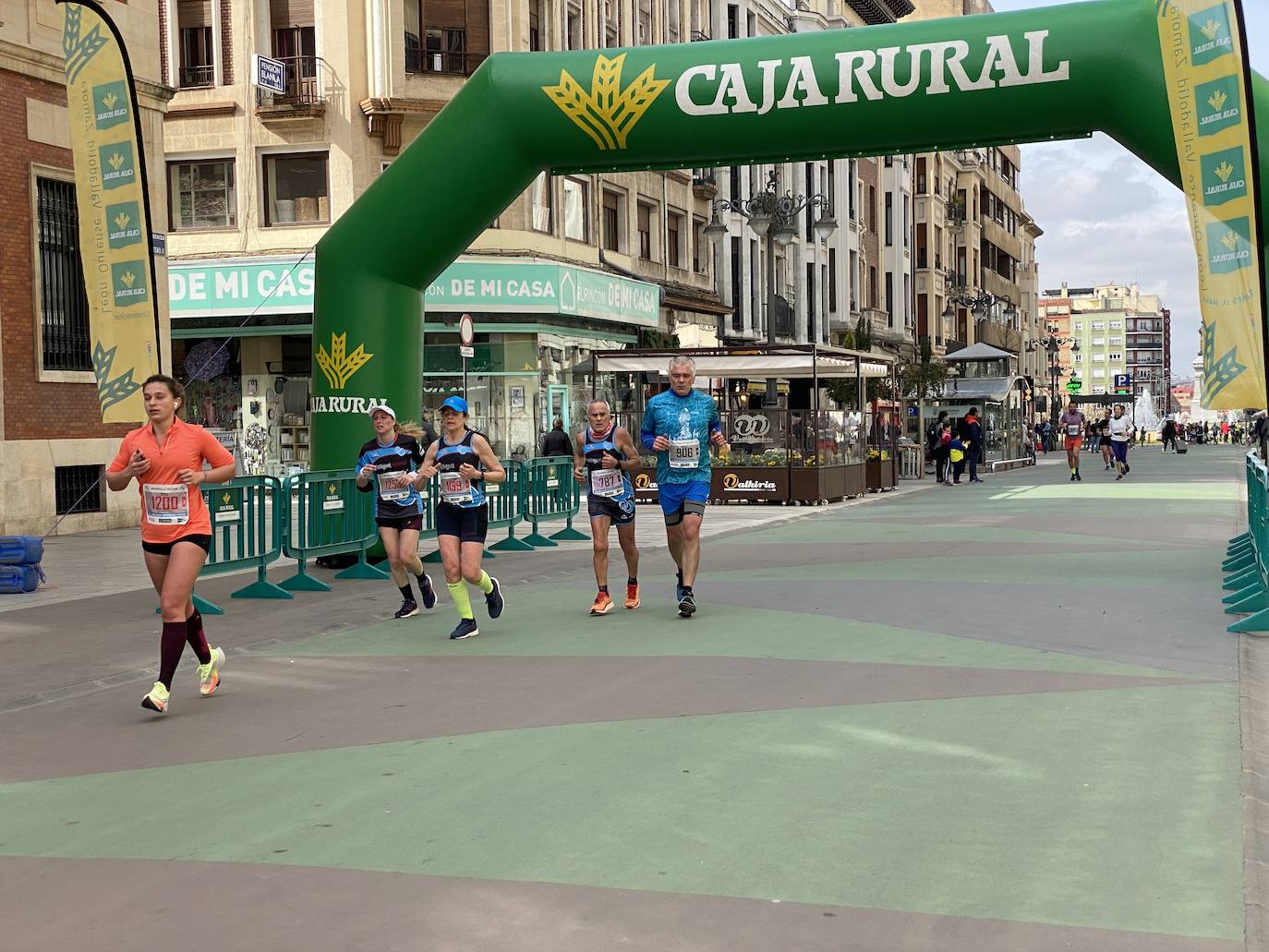 Fotos: La media maratón de León a su paso por Ordoño II (I)