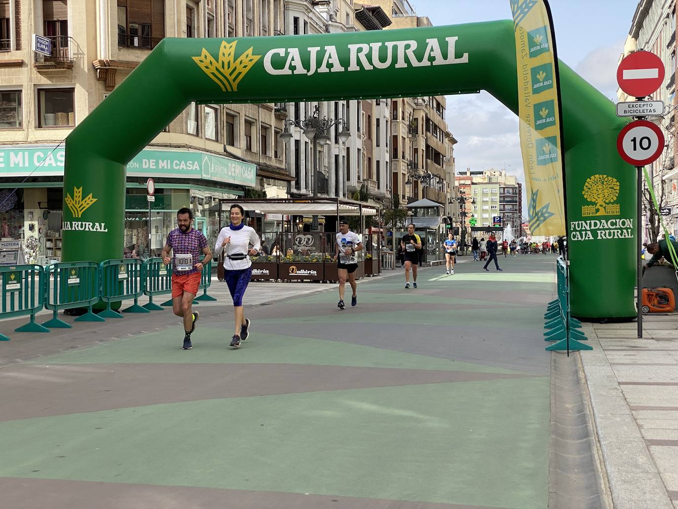 Fotos: La media maratón de León a su paso por Ordoño II (I)