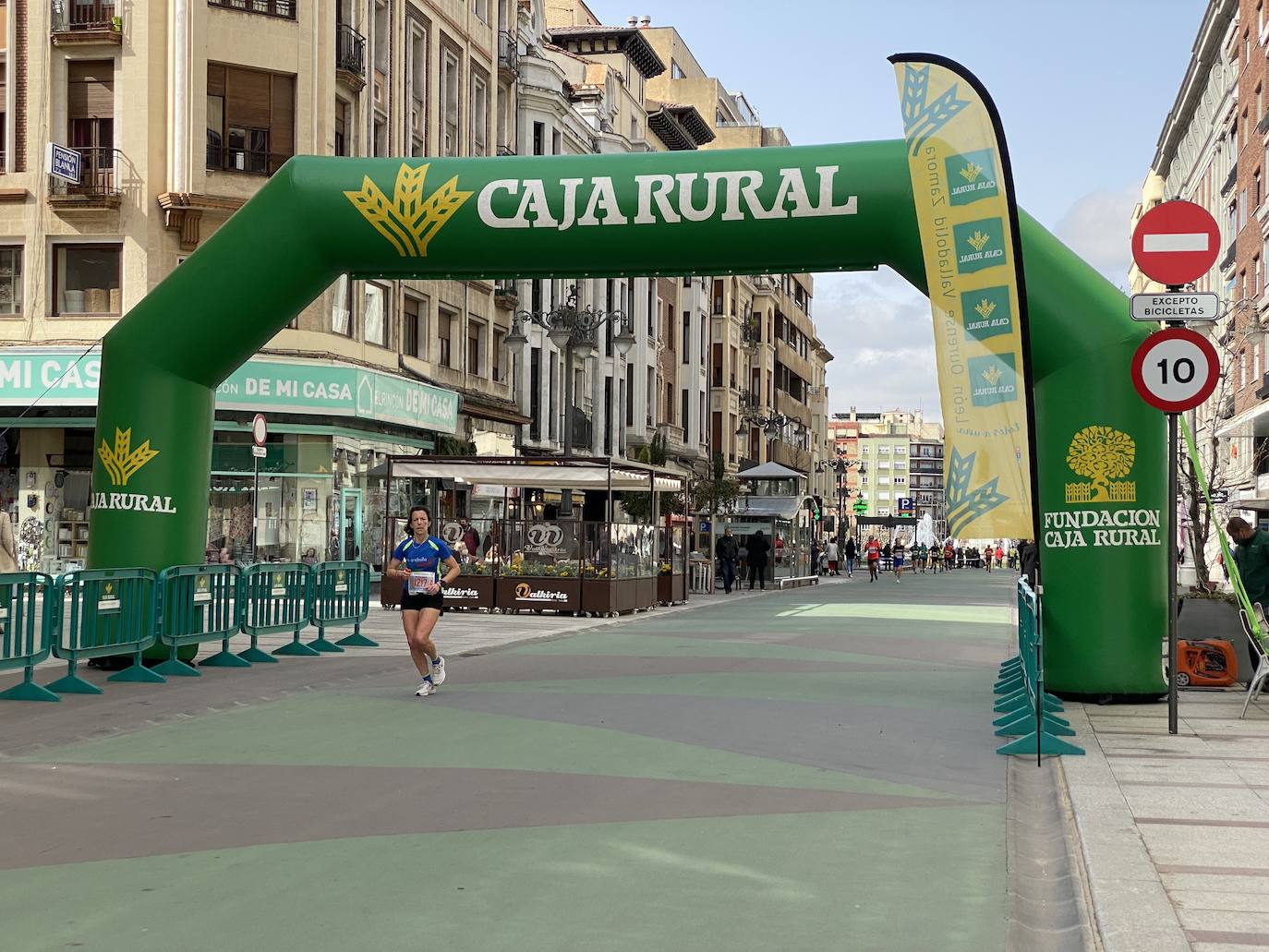 Fotos: La media maratón de León a su paso por Ordoño II (I)