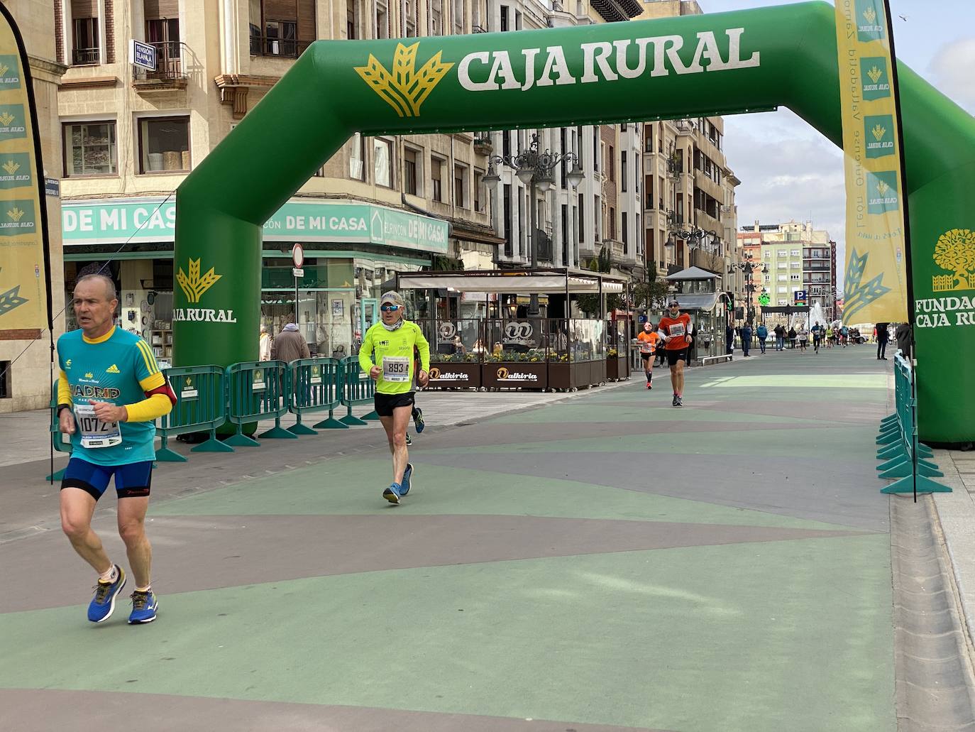 Fotos: La media maratón de León a su paso por Ordoño II (I)