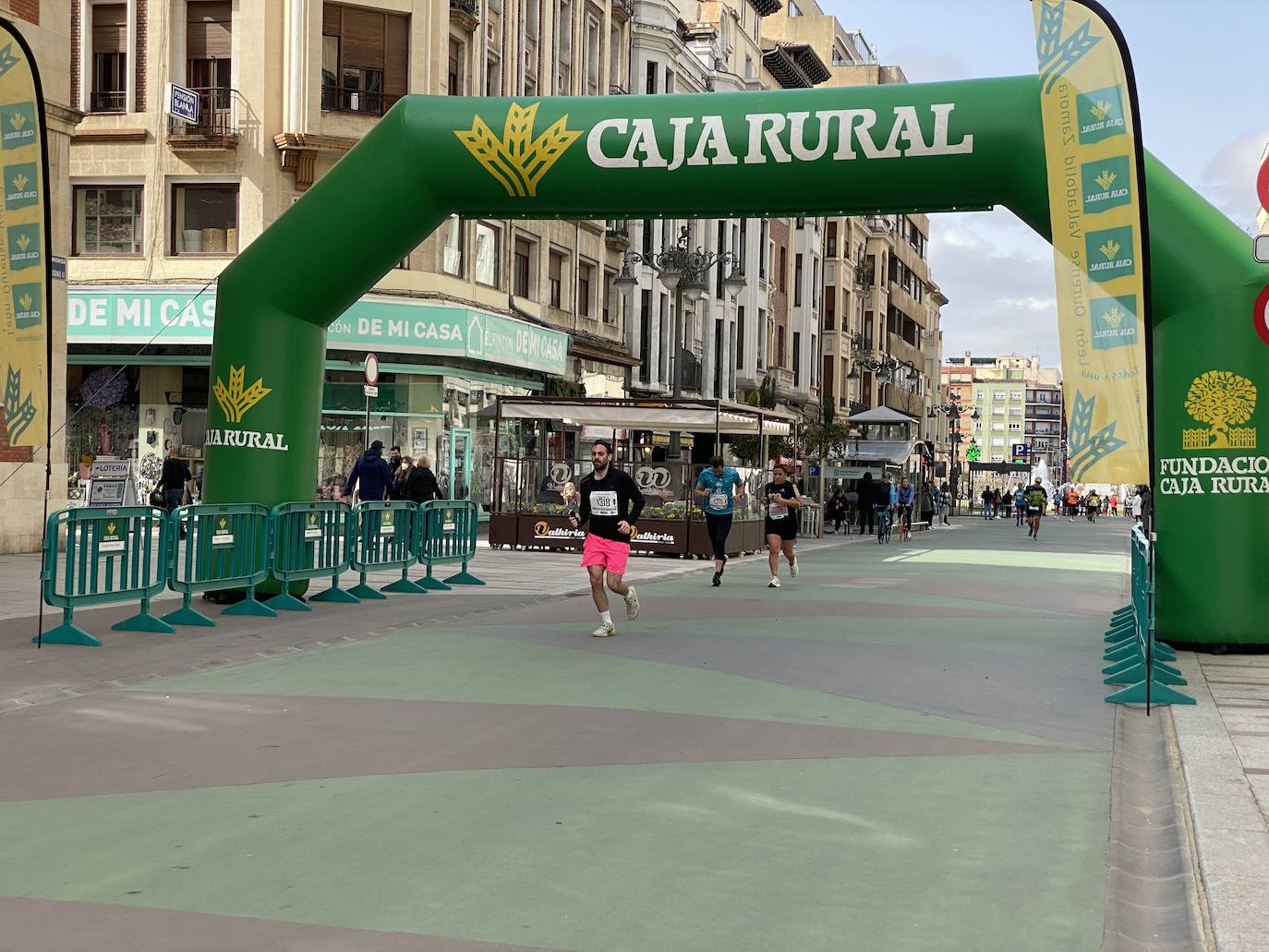 Fotos: La media maratón de León a su paso por Ordoño II (I)