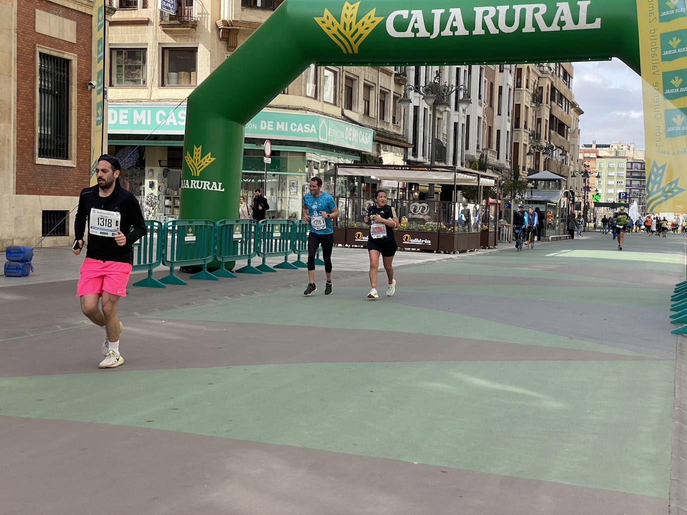 Fotos: La media maratón de León a su paso por Ordoño II (I)