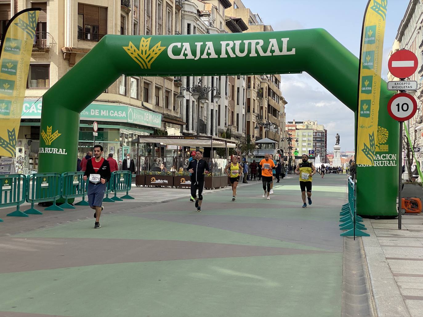 Fotos: La media maratón de León a su paso por Ordoño II (I)