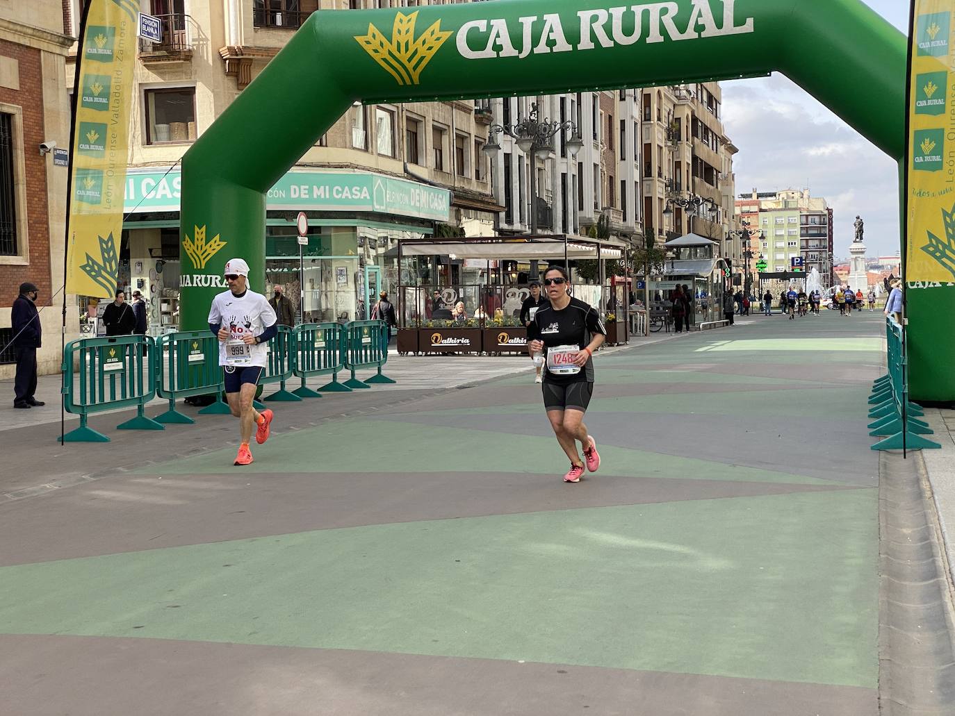 Fotos: La media maratón de León a su paso por Ordoño II (I)