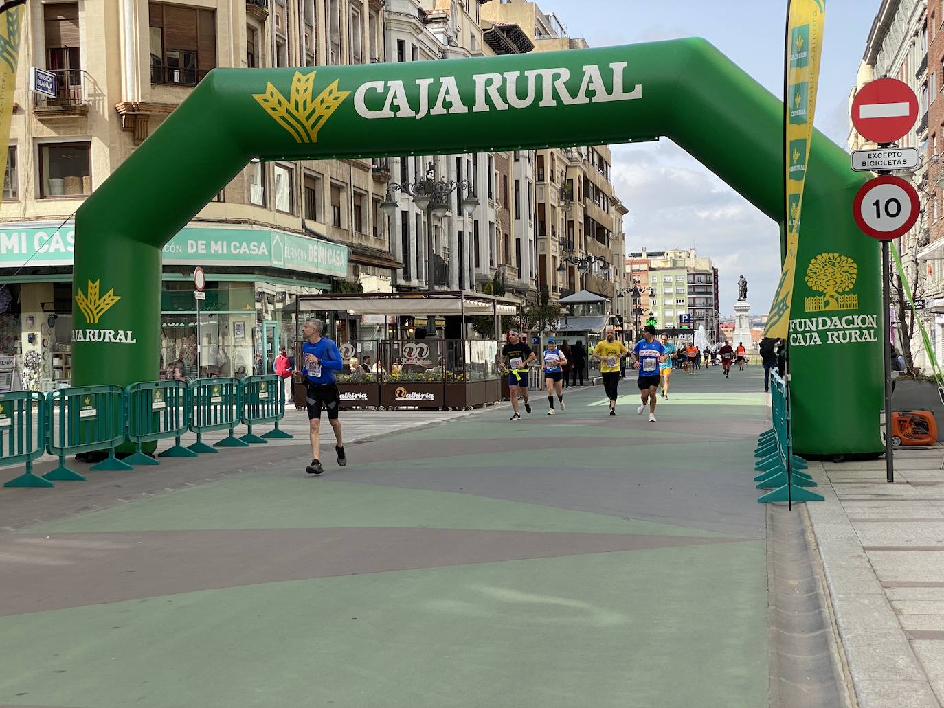 Fotos: La media maratón de León a su paso por Ordoño II (I)