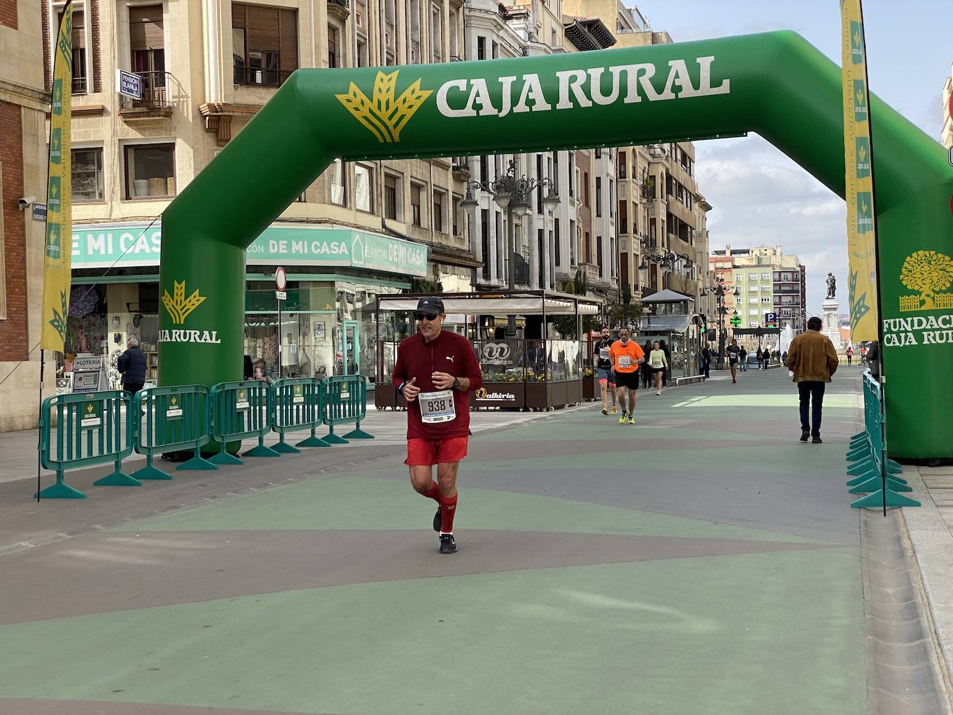 Fotos: La media maratón de León a su paso por Ordoño II (I)