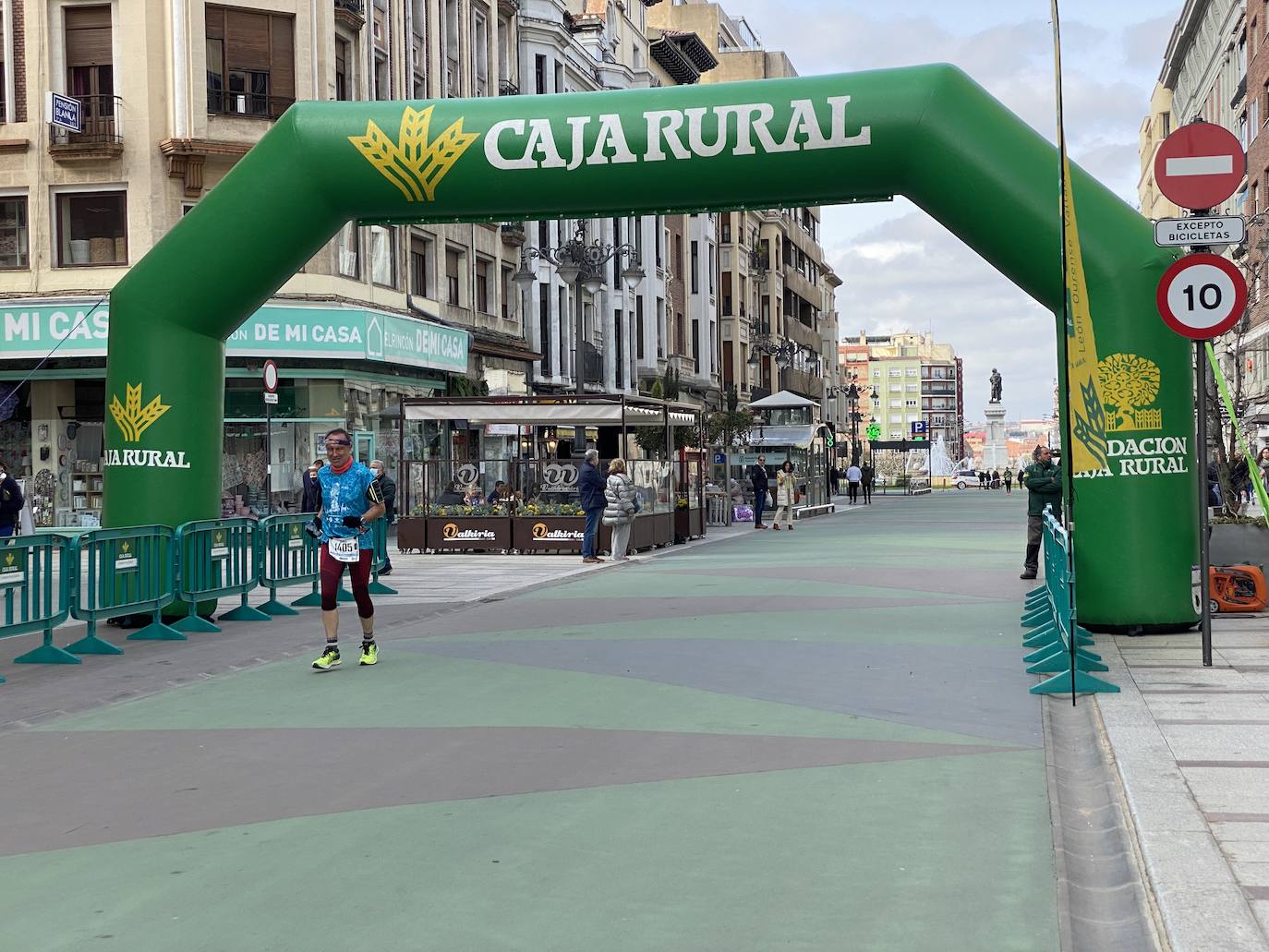 Fotos: La media maratón de León a su paso por Ordoño II (I)