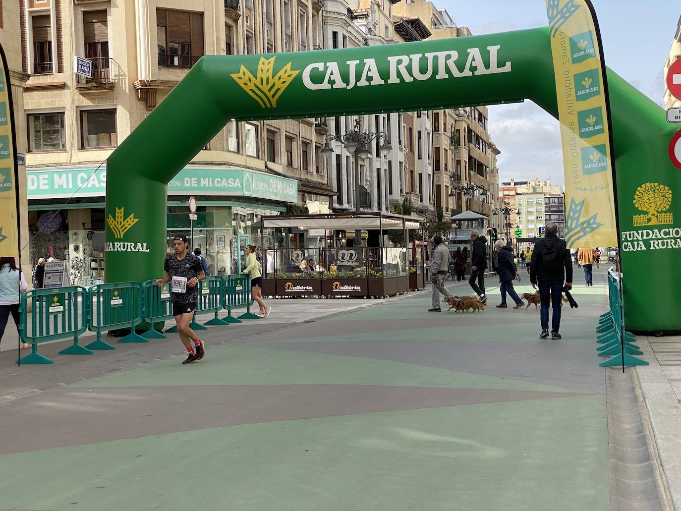 Fotos: La media maratón de León a su paso por Ordoño II (I)