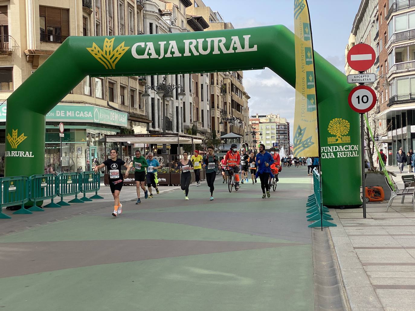 Fotos: La media maratón de León a su paso por Ordoño II (I)