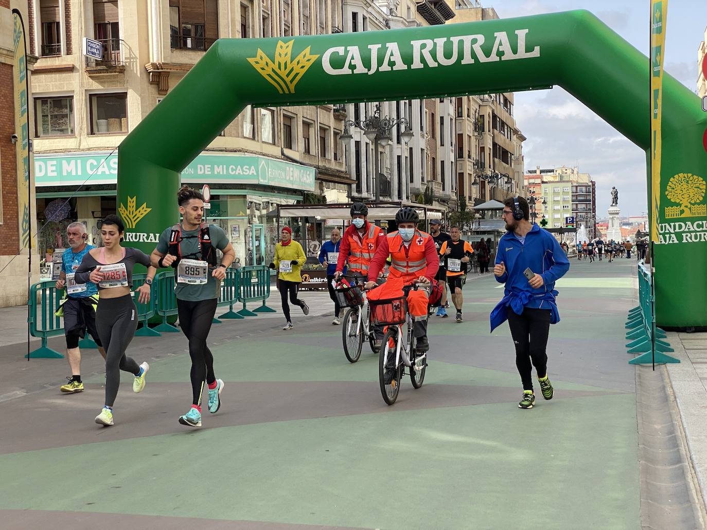 Fotos: La media maratón de León a su paso por Ordoño II (I)