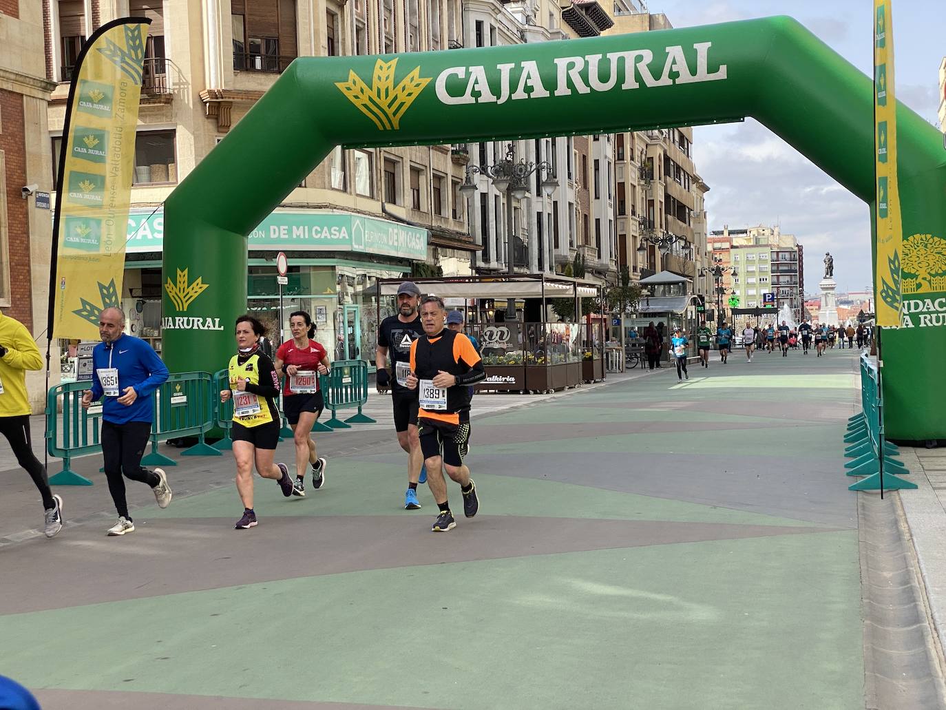 Fotos: La media maratón de León a su paso por Ordoño II (I)