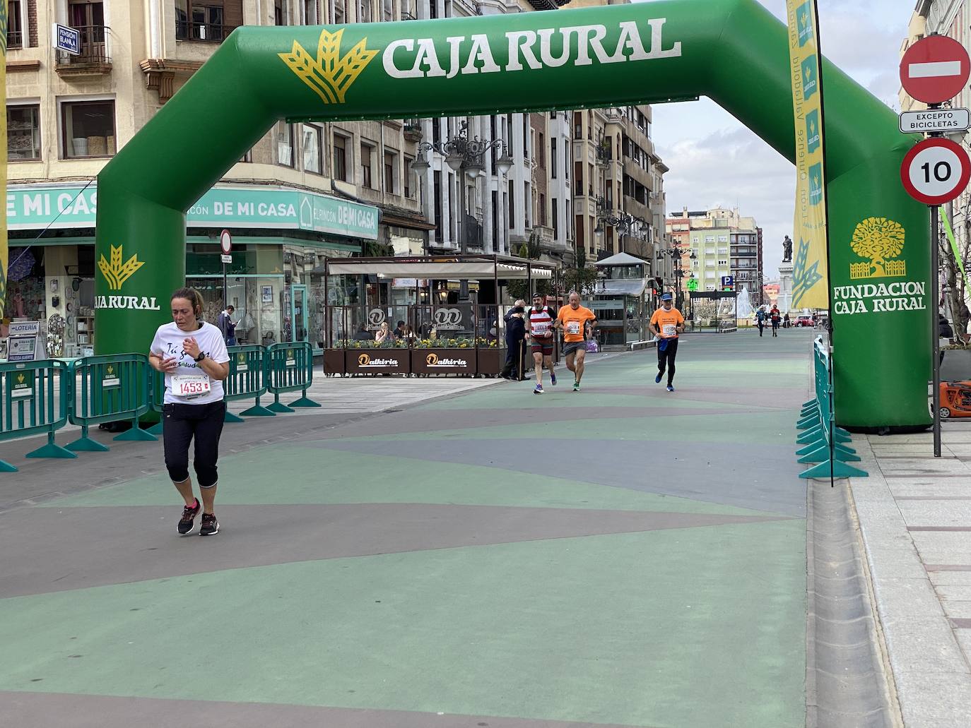 Fotos: La media maratón de León a su paso por Ordoño II (I)