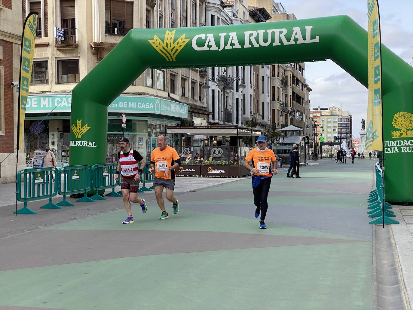 Fotos: La media maratón de León a su paso por Ordoño II (I)