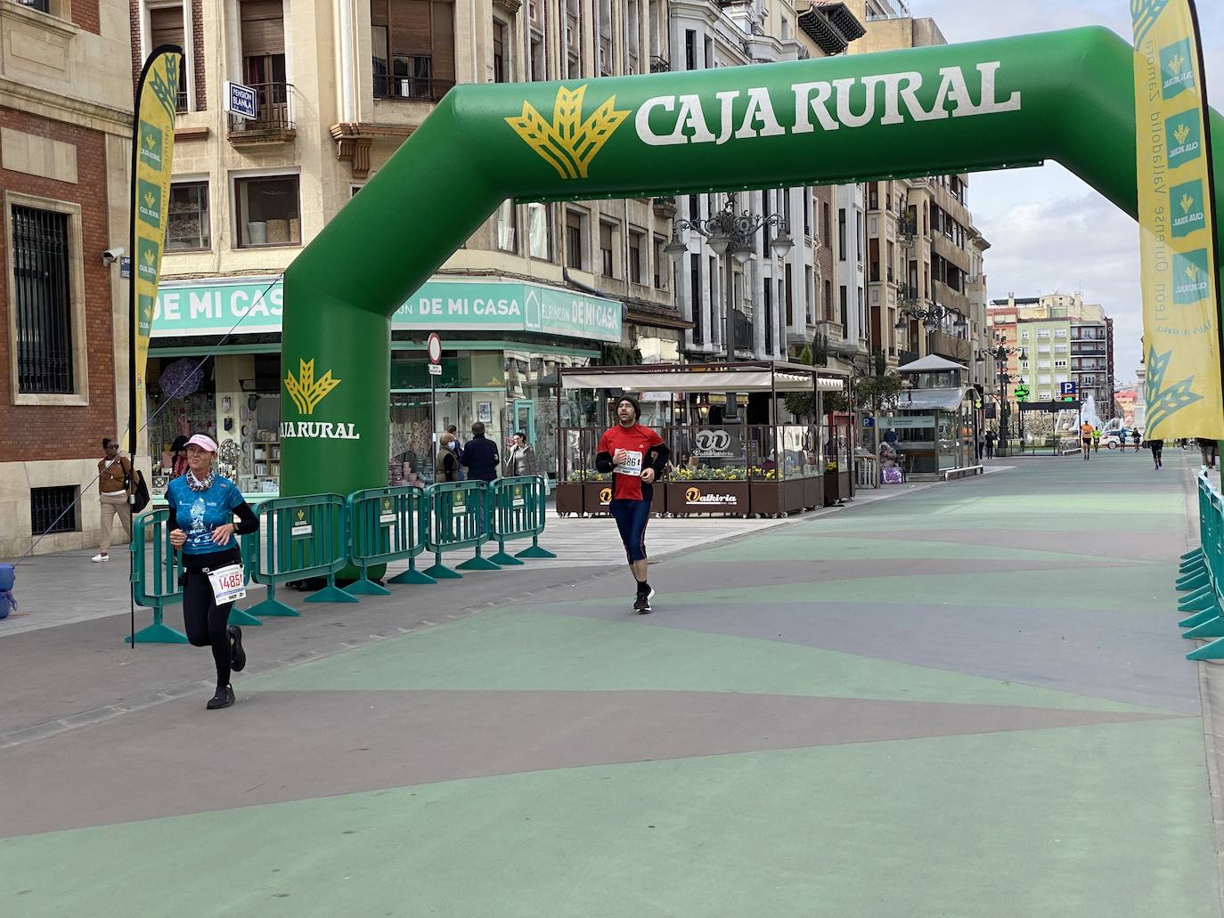 Fotos: La media maratón de León a su paso por Ordoño II (I)