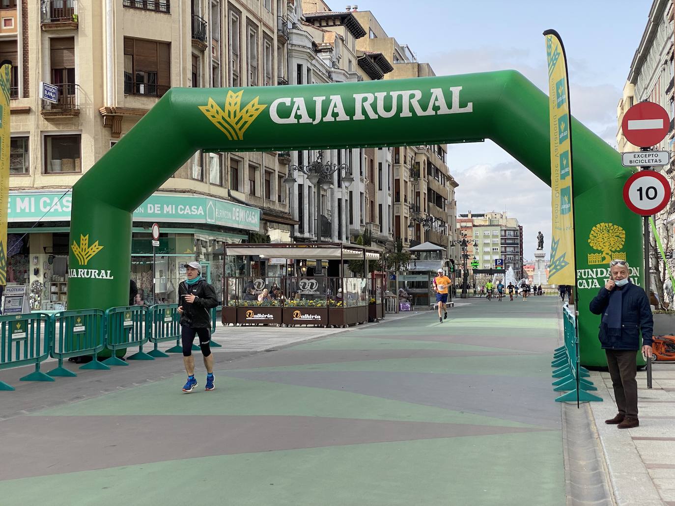 Fotos: La media maratón de León a su paso por Ordoño II (I)