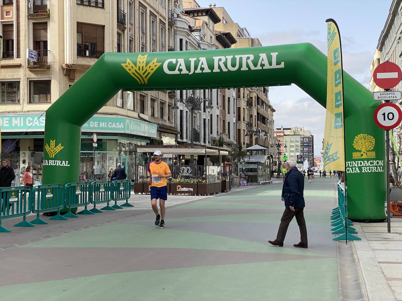 Fotos: La media maratón de León a su paso por Ordoño II (I)