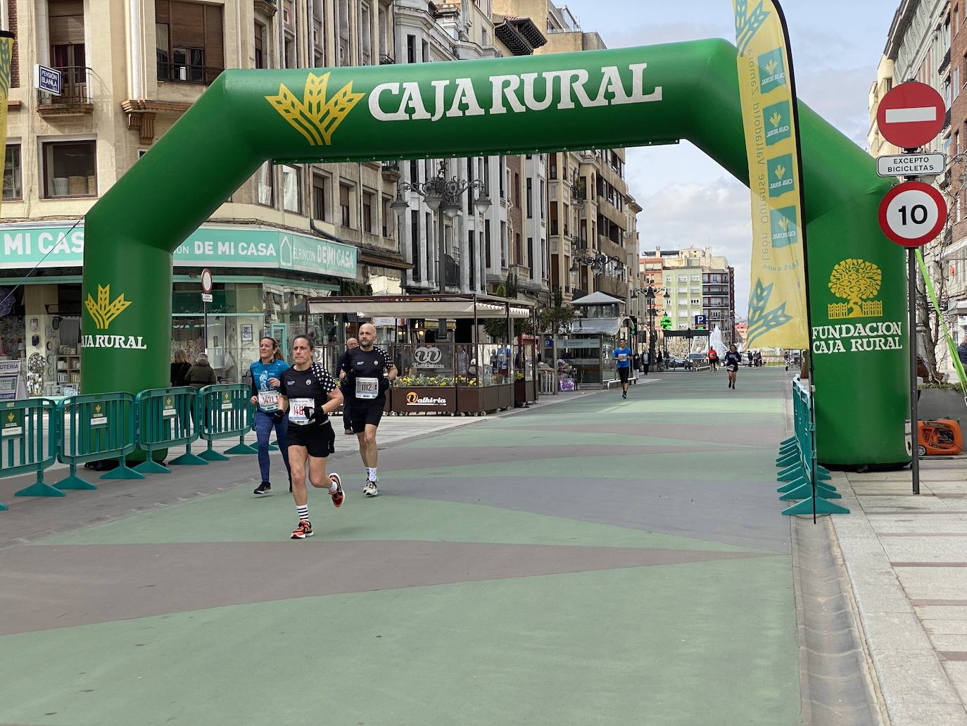 Fotos: La media maratón de León a su paso por Ordoño II (I)