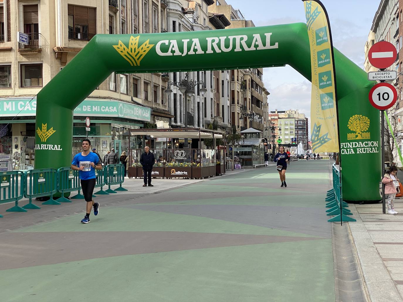 Fotos: La media maratón de León a su paso por Ordoño II (I)