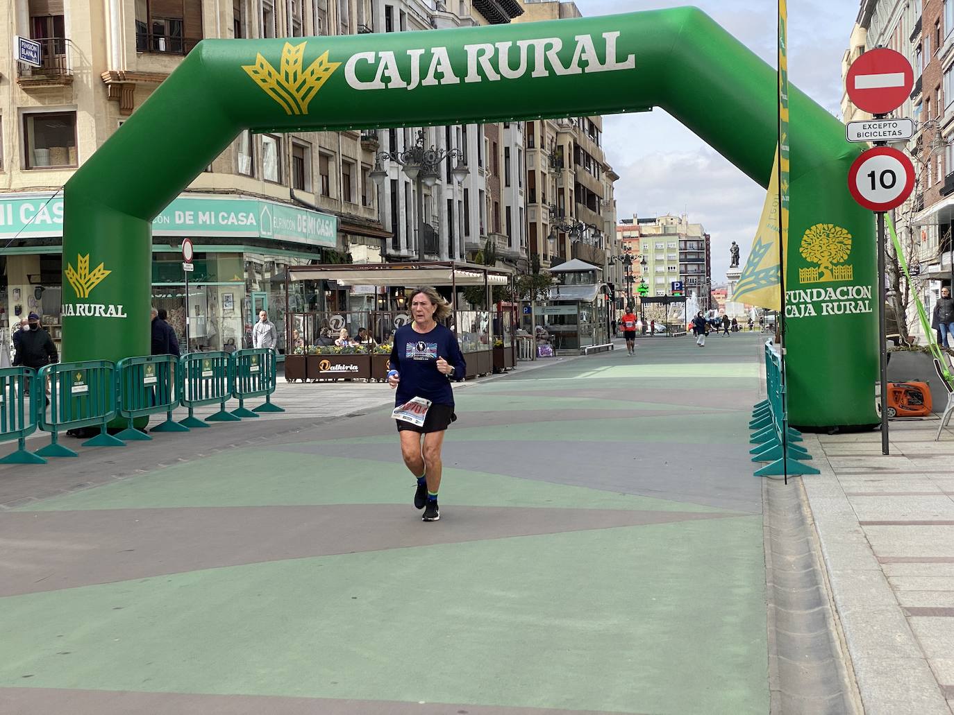 Fotos: La media maratón de León a su paso por Ordoño II (I)