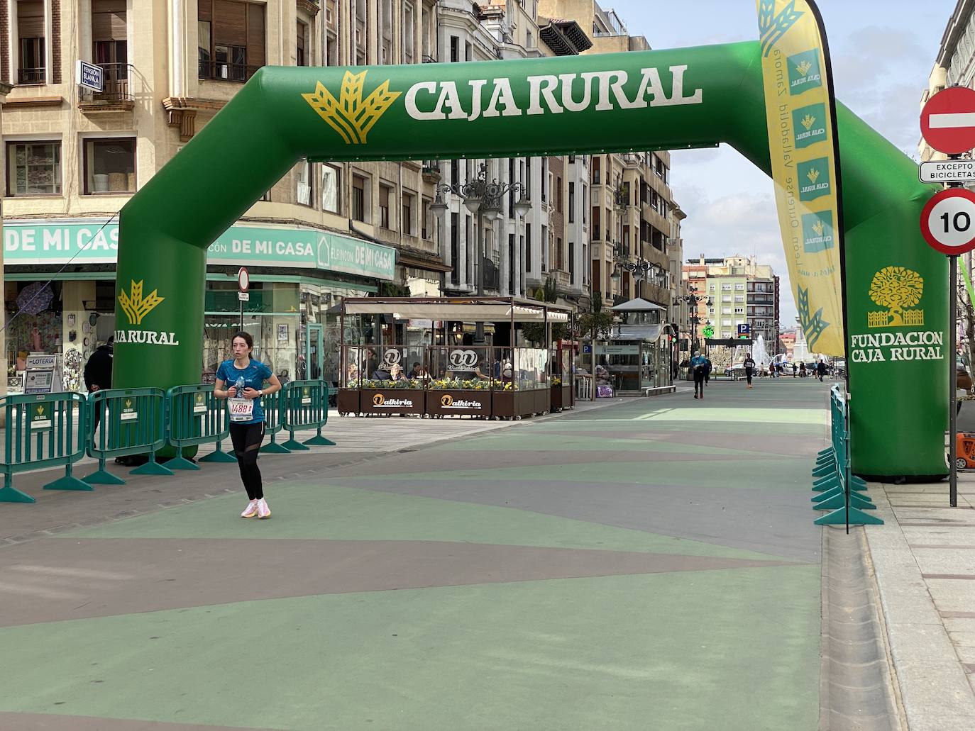 Fotos: La media maratón de León a su paso por Ordoño II (I)