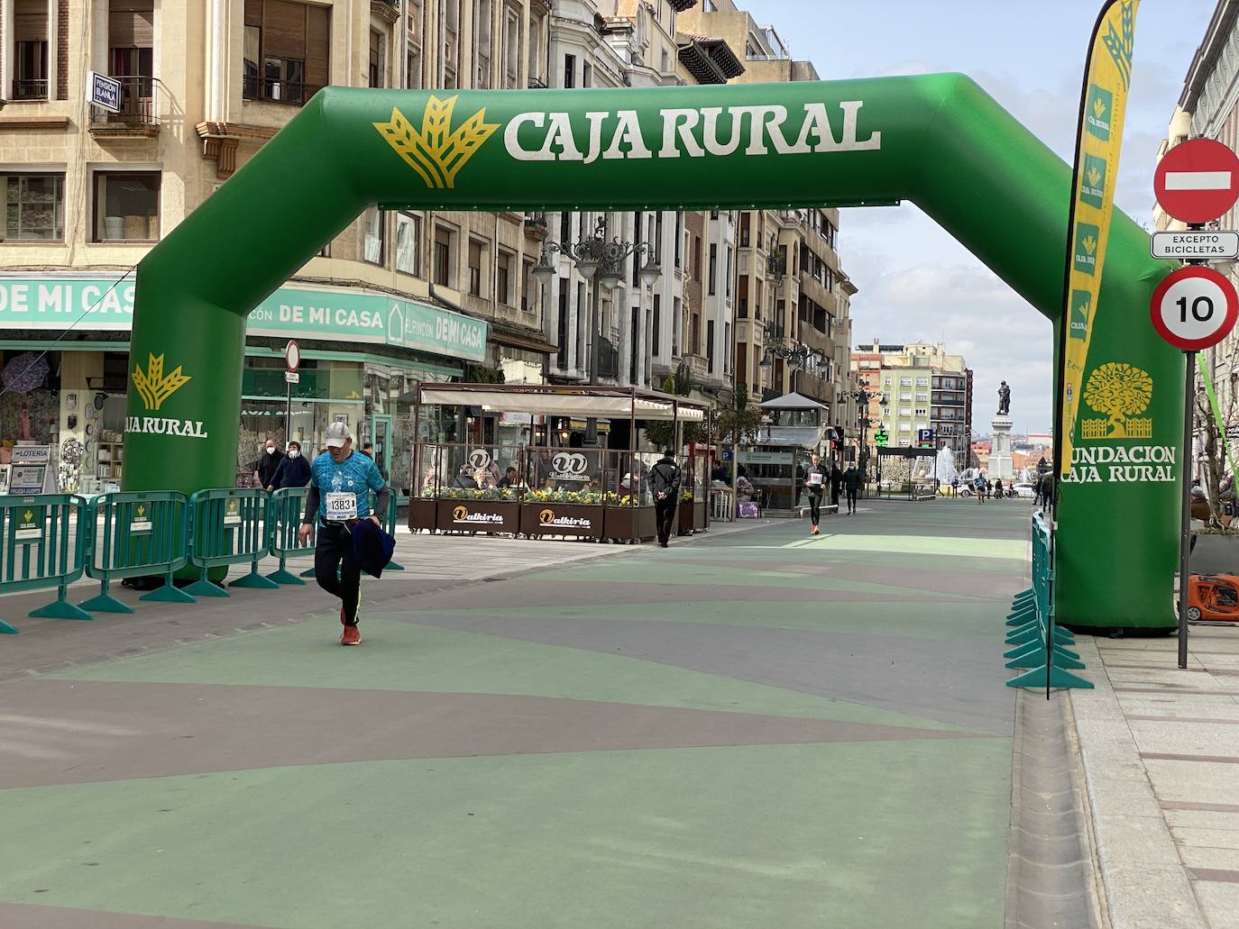 Fotos: La media maratón de León a su paso por Ordoño II (I)