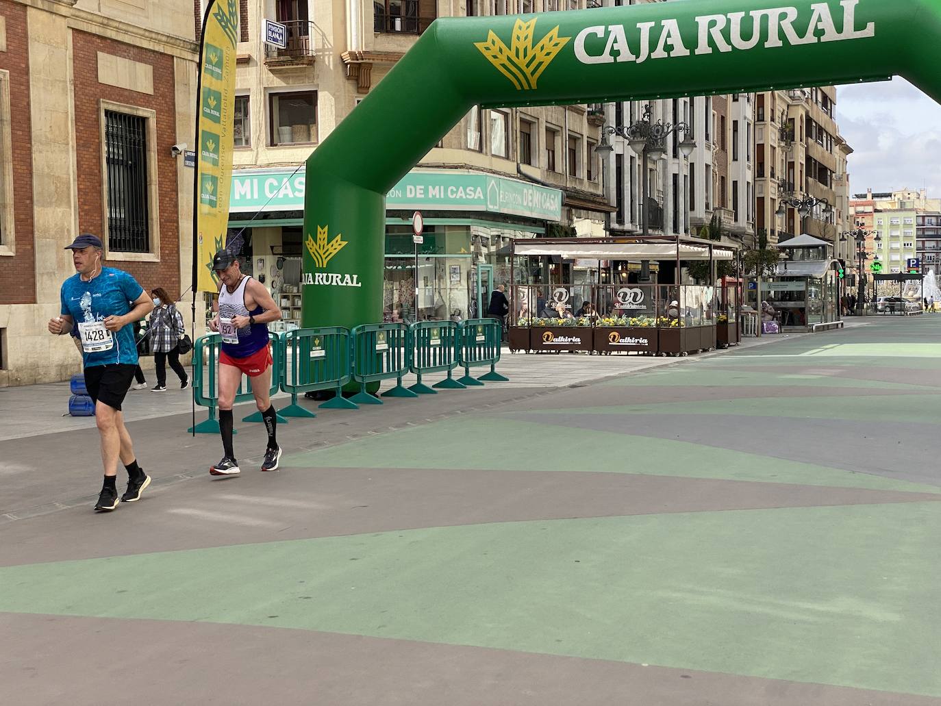 Fotos: La media maratón de León a su paso por Ordoño II (I)