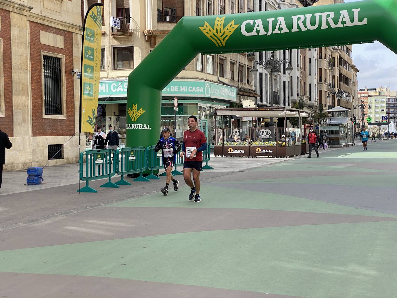 Fotos: La media maratón de León a su paso por Ordoño II (I)