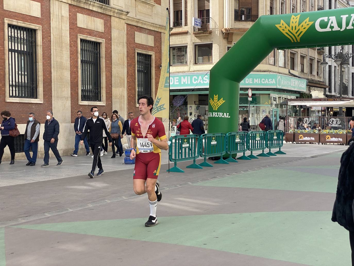 Fotos: La media maratón de León a su paso por Ordoño II (I)